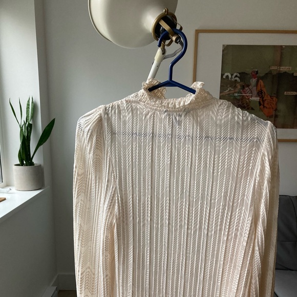 Balloon sleeved top in lace-ish fabric. Never worn and in perfect condition. - Picture 6 of 6